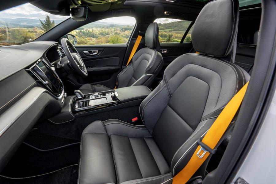 Интерьер Volvo V60 T8 Polestar Engineered 2019 года  (UK) (фото 4 из 40)